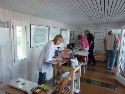 Birgit Rautenberg-Sturm hatte ihr Atelier in die Seebadeanstalt verlegt und stellte Drucke her.