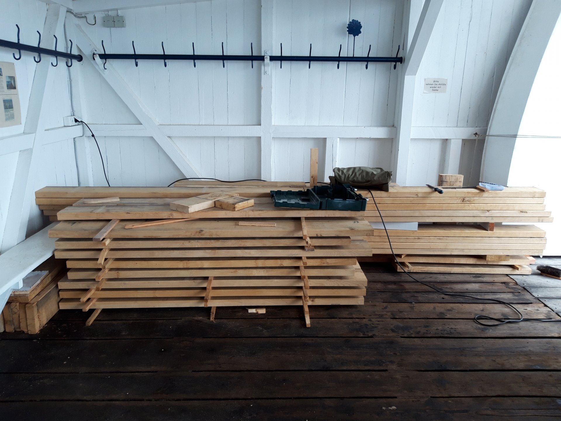 Eichenplanken auf Länge gesägt