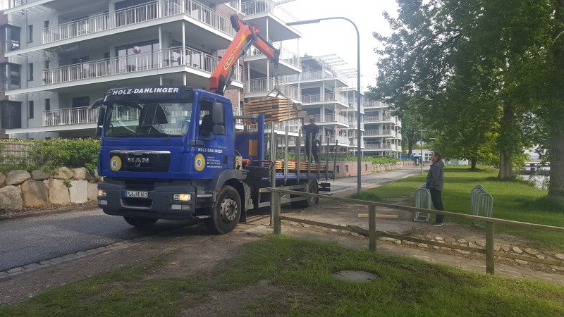 Anlieferung der Holzbohlen