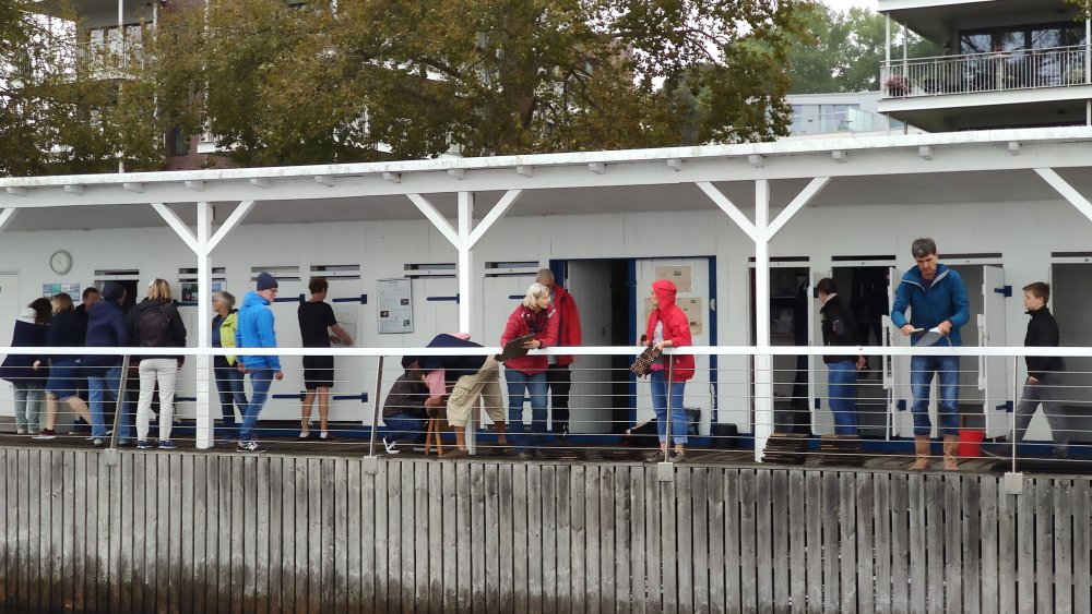 Die Badeanstalt auf den Winter vorbereiten