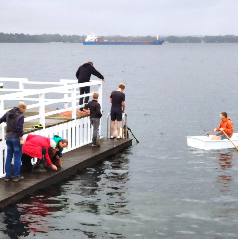 Die Schwimmbojen werden eingeholt.