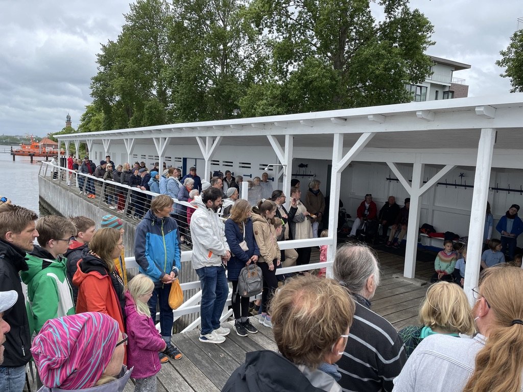 Zahlreiche Besucher auf der Seebadeanstalt