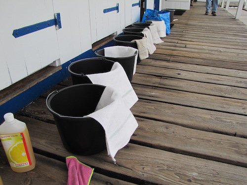 Eimerparade im Seebad Holtenau