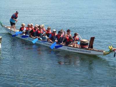 Das Drachenboot des Kieler Kanu Klub bot den Besuchern der Badeanstalt eine Paddeltour bis vor die alten Schleusen.