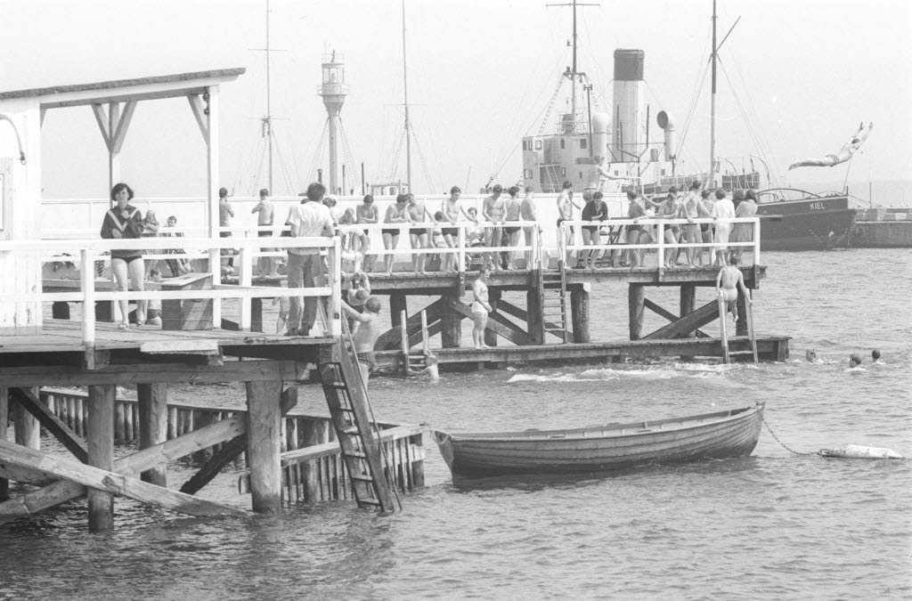Reger Badebetrieb in einem Sommer in den späten 1970er Jahren.